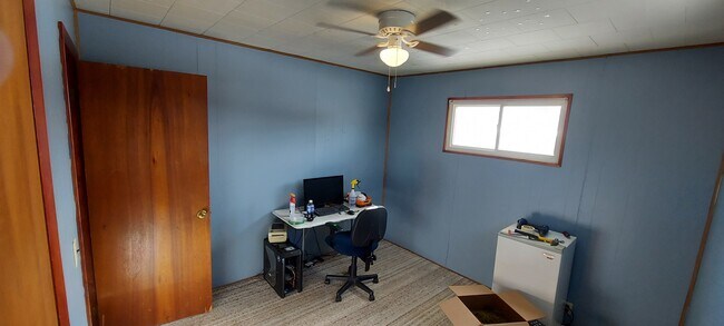 Nice large bedrooms - 437 Crawford Ave