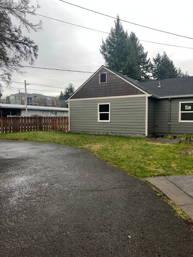 Building Photo - 8446 SE Orchard Ln