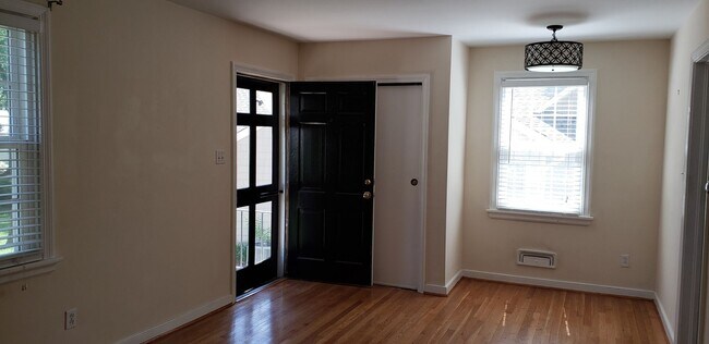 Foto del edificio - 6707 Wessex Ln