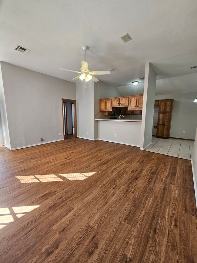 Building Photo - (3) Bed/(2) Bath in Moore Avail NOW!