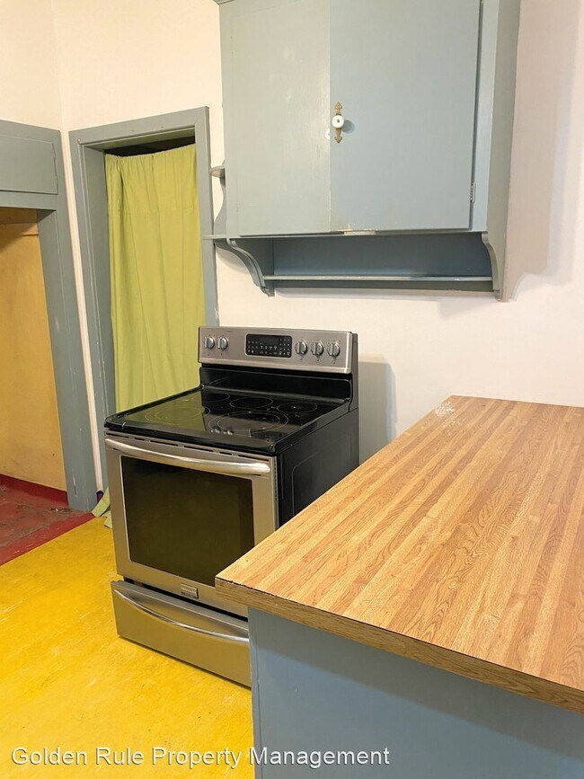 Building Photo - 3 br, 1 bath House - 308 E 5th