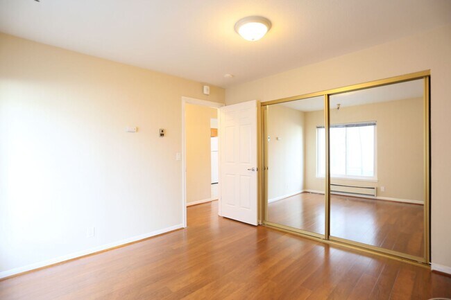 Foto del edificio - Contemporary 2BR/1BA in the Outer Richmond, Yard, Laundry, Parking available for additional fee (...