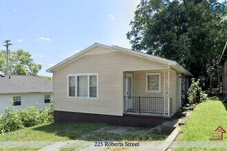 Building Photo - 225 Roberts St