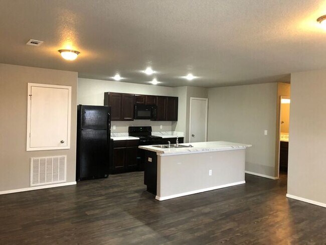 Building Photo - Three Bedroom | Two Bath Duplex in Holland...