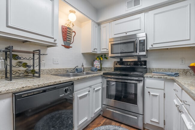 2BR, 2BA - 1,040SF - Kitchen - Westcliff Park