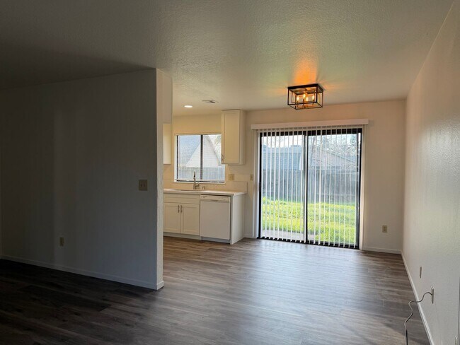 Building Photo - Remodeled 3 bedroom 2 bath house in Citrus Heights HUGE YARD