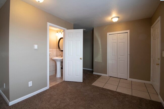 Building Photo - 4 bed/1.5 bath Richland Duplex
