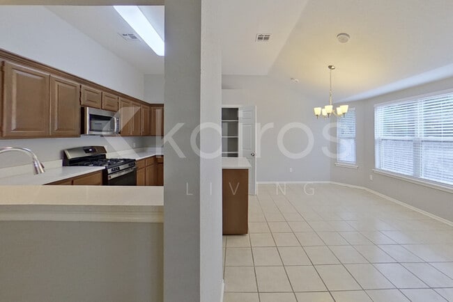 Building Photo - 912 SE 38th St