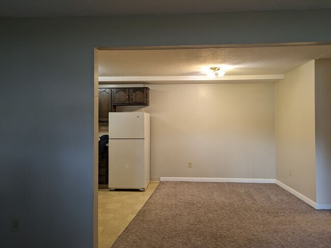 Foto del edificio - PENDING - Spacious 1 bedroom garden style condo at King's Court Condominiums