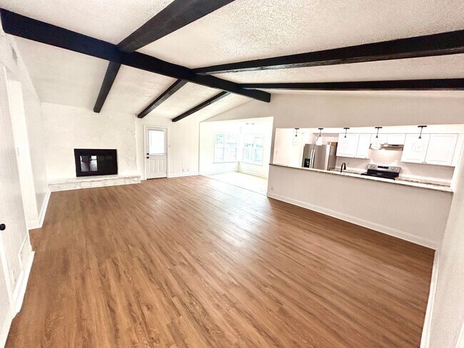 Foto del edificio - *COMING SOON* 3BR/2BA with Fireplace & 2-Car Garage!