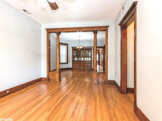 Building Photo - 3845 W Wrightwood Ave