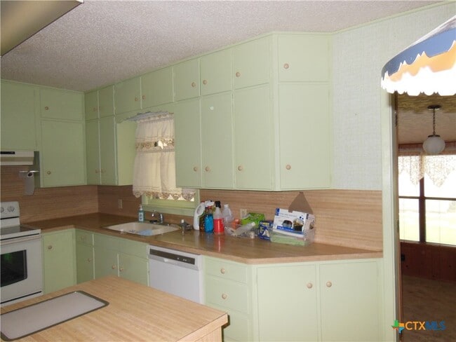 Building Photo - 391 Oakcrest Dr