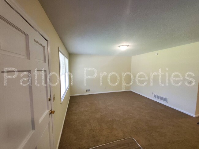 Building Photo - 2025 Apple Valley Rd