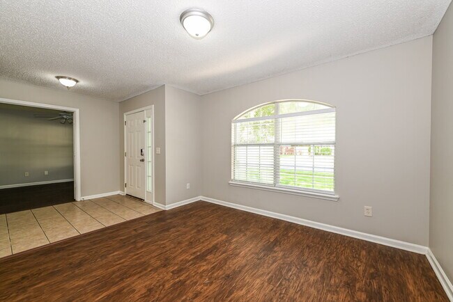 Foto del edificio - 14027 Crestwick Dr W