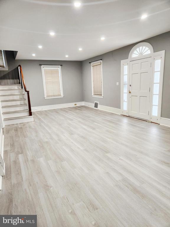 Foto del edificio - 80 E Main St