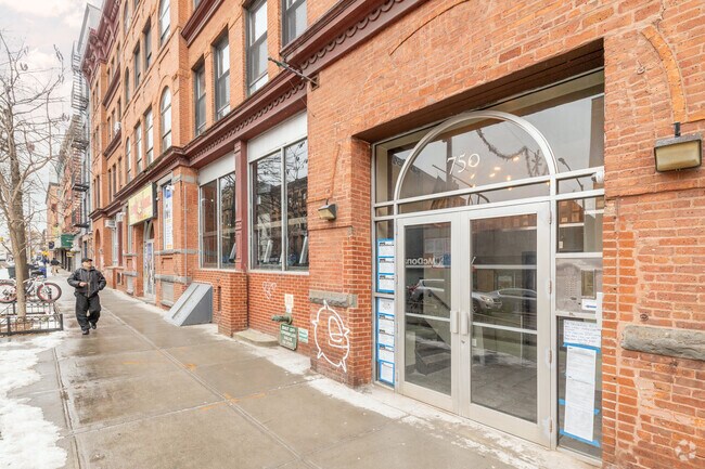 Entrada del edificio - 740 Grand St