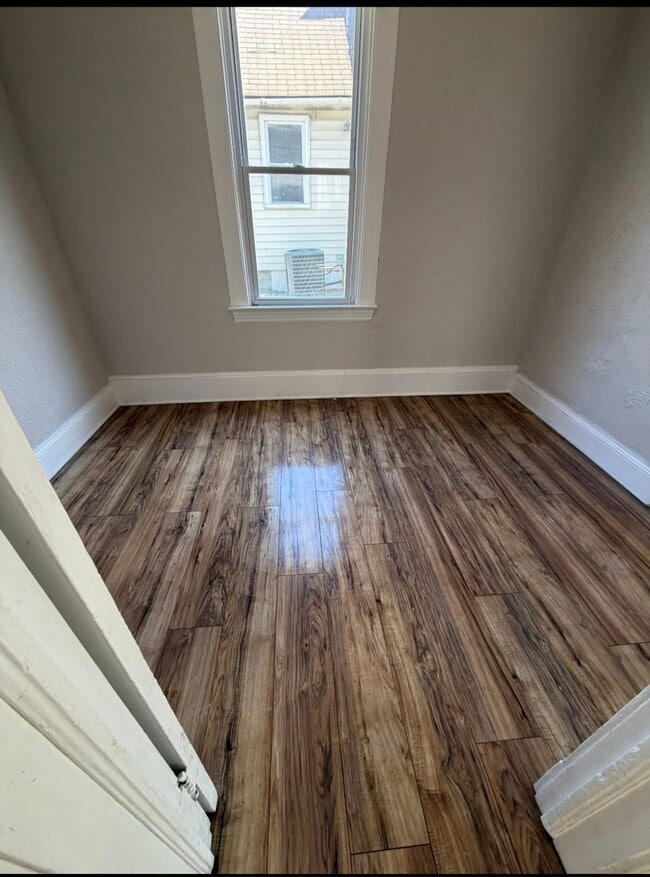 Dormitorio 2 - 1563 E 45th St