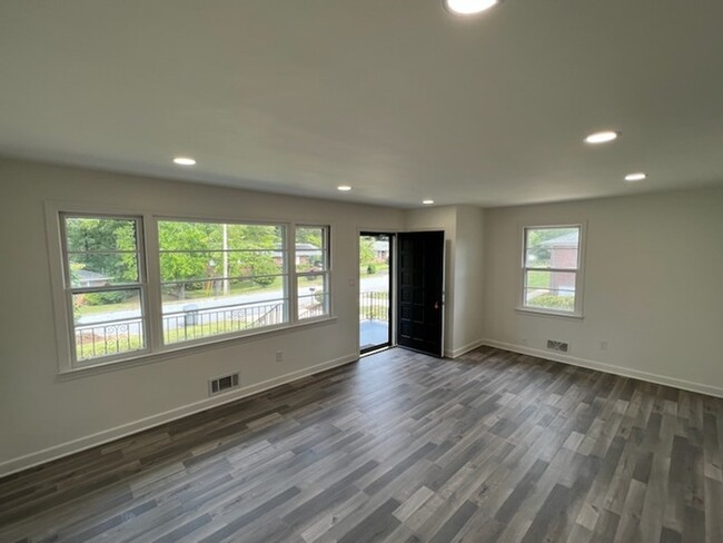 Building Photo - 116 N Lanford Rd
