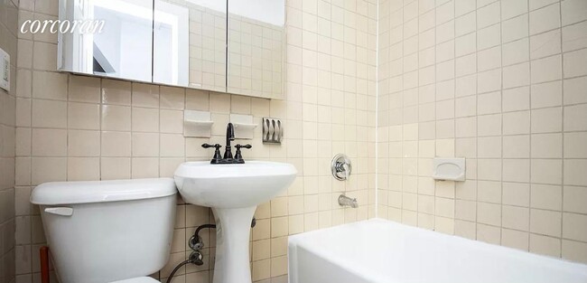 Foto del edificio - 884 Bedford Ave