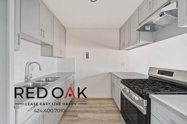 Foto del edificio - Phenomenal One Bedroom with Loads of Natur...