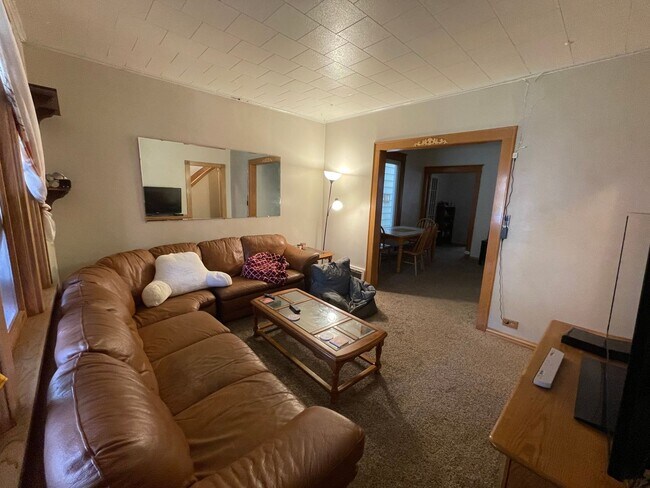 Foto del edificio - AVAILABLE JUNE 1st - 5 Bed, 2 Bath Home w/ Huge Enclosed Porch!