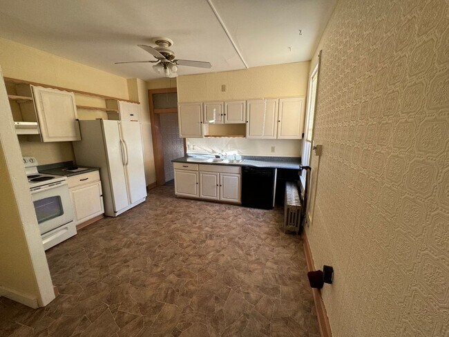 Building Photo - 2nd floor Apartment