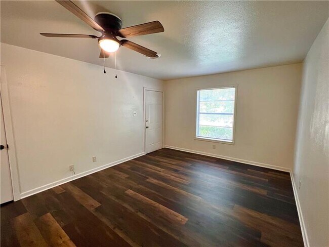 Building Photo - 2507 Mears Dr