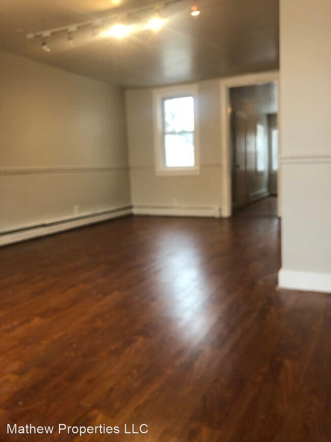 Building Photo - 3 br, 1 bath House - 726 S Queen St.
