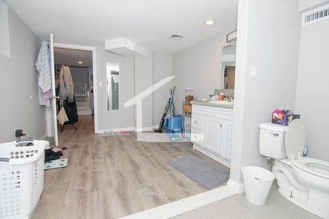 Building Photo - Large Fully Renovated. Central Heat/AC, In...