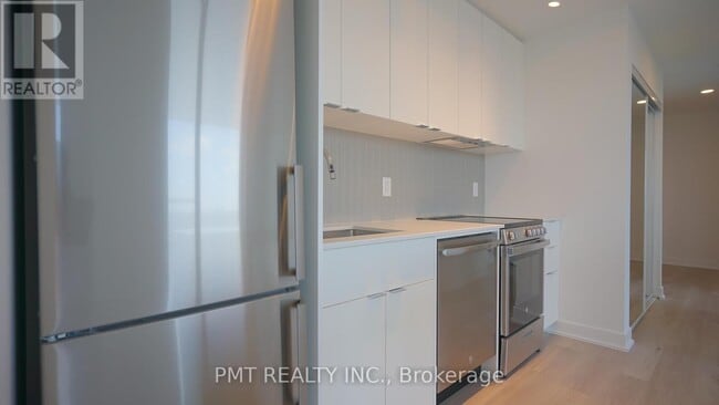 Building Photo - 1660 Bloor St W