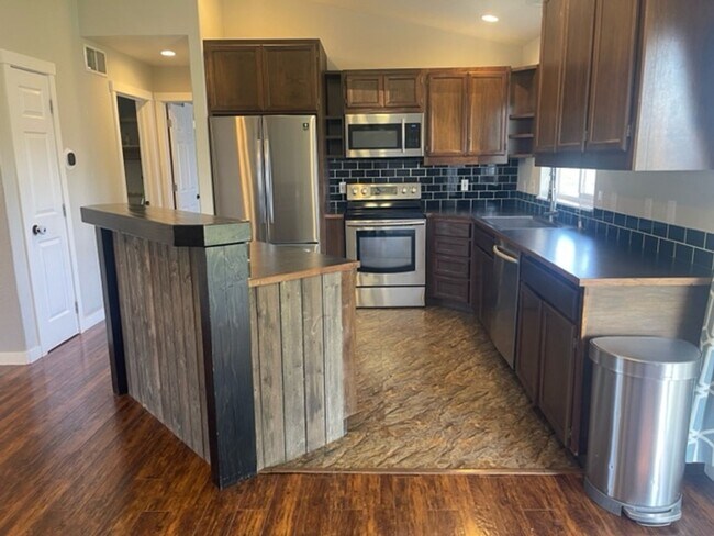 Building Photo - Singing Hills Rancher (APP#206)