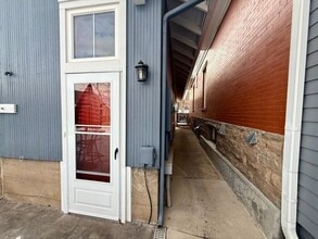 Building Photo - 404 E Oak St