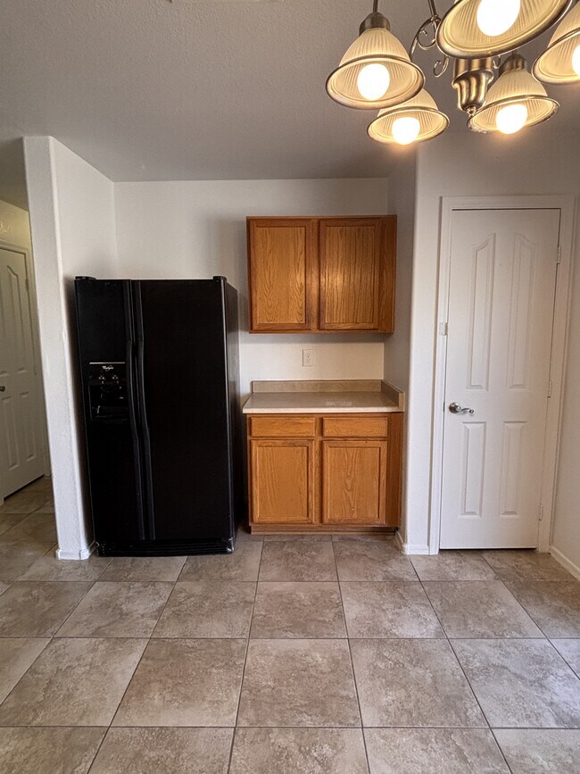 Building Photo - 202 E Gwen St