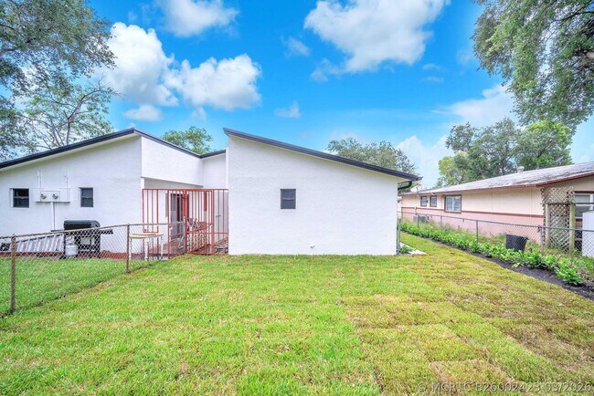 Foto del edificio - 2460-2466 SW 58th Manor