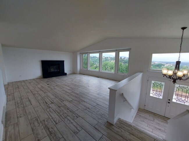 Building Photo - 415 Thames Dr