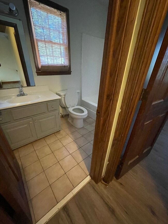 Building Photo - 905 N Main St