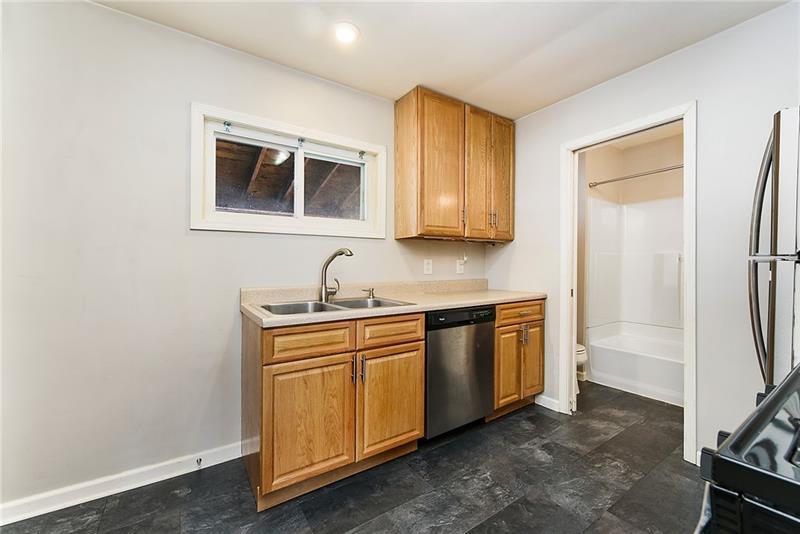 Primary Photo - 913 Elm St