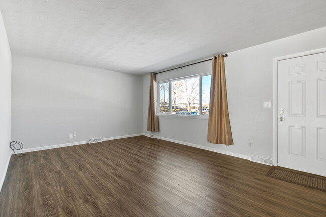 Livingroom lots of natural light - 2836 W 5th St