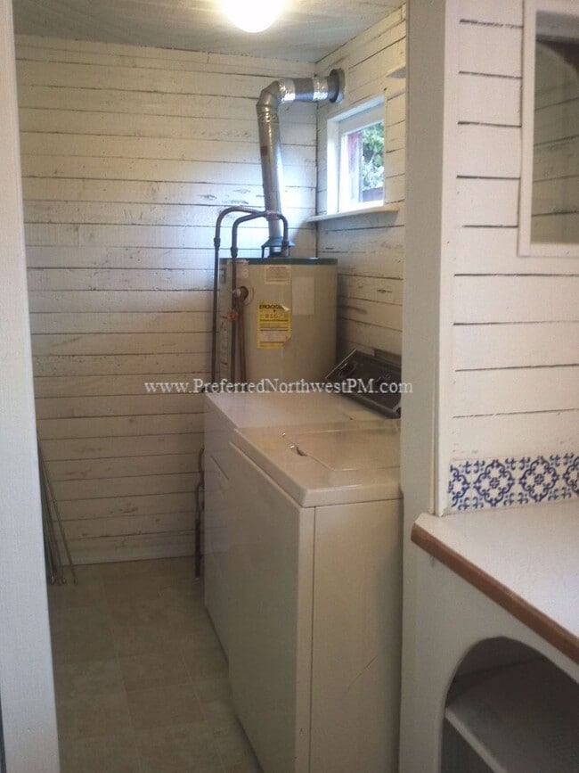 Building Photo - 3 Bedroom, 1.5 Bath Home Near University