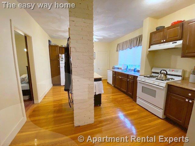 Primary Photo - Large 5 room Two Bed * 2 Parking * Laundry...