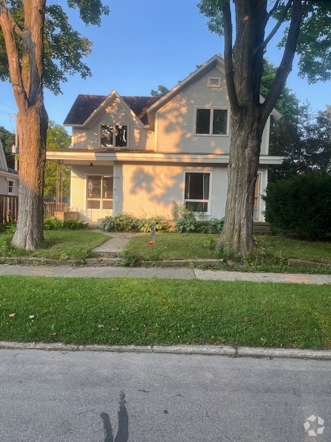 Building Photo - 208 N Oak St