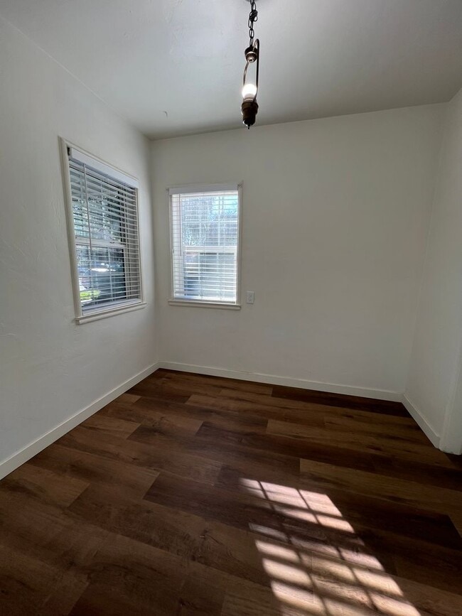 Building Photo - Modern Midtown Living! Stylish 1BD/1BA Dup...