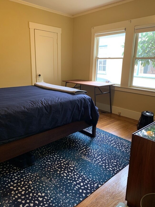 Building Photo - Charming remodeled bungalow near lots of s...