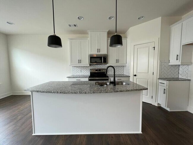 Foto del edificio - 3 bedroom Townhome in Auburn