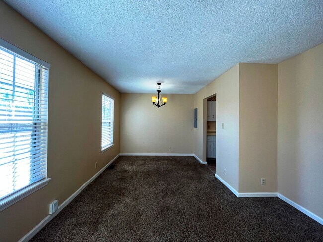 Building Photo - Cute 3 bedroom home with great location cl...