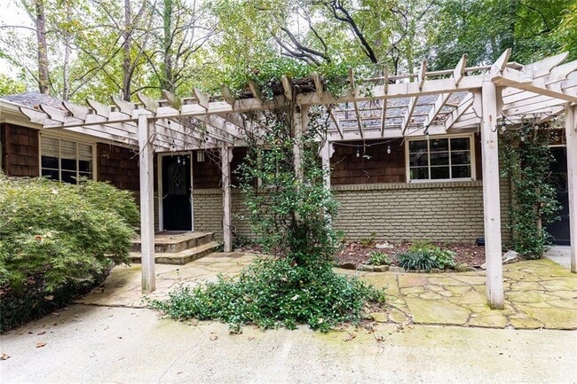 Building Photo - 3943 Lake Forrest Dr NE