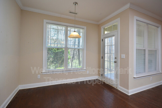 Foto del edificio - 306 Rose Walk Ln