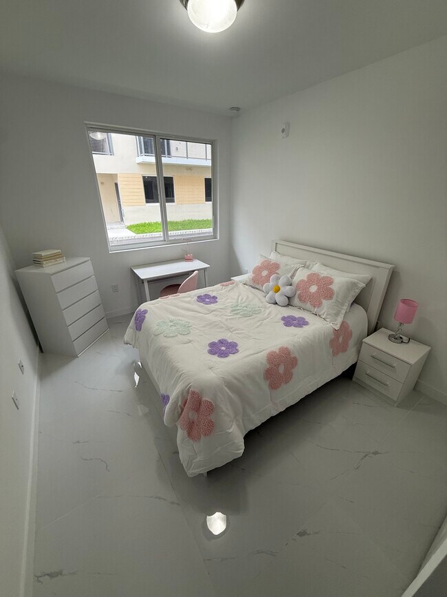 Foto del edificio - 810 SW 71st Ave