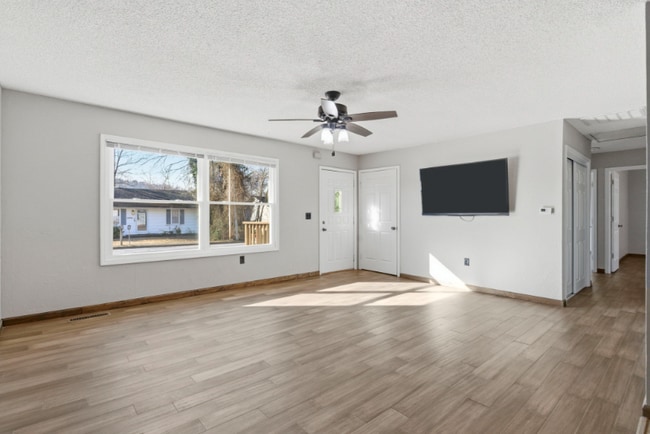 Building Photo - 405 Lake Dr