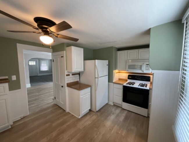 Building Photo - 28 E Schaaf Rd